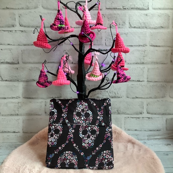 WELL DRESSED HOME 2pk Floral Skulls Pillowcase Set - Picture 3 of 7